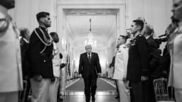 Donald Trump e Kevin Warsh lado a lado em cerimônia na Casa Branca