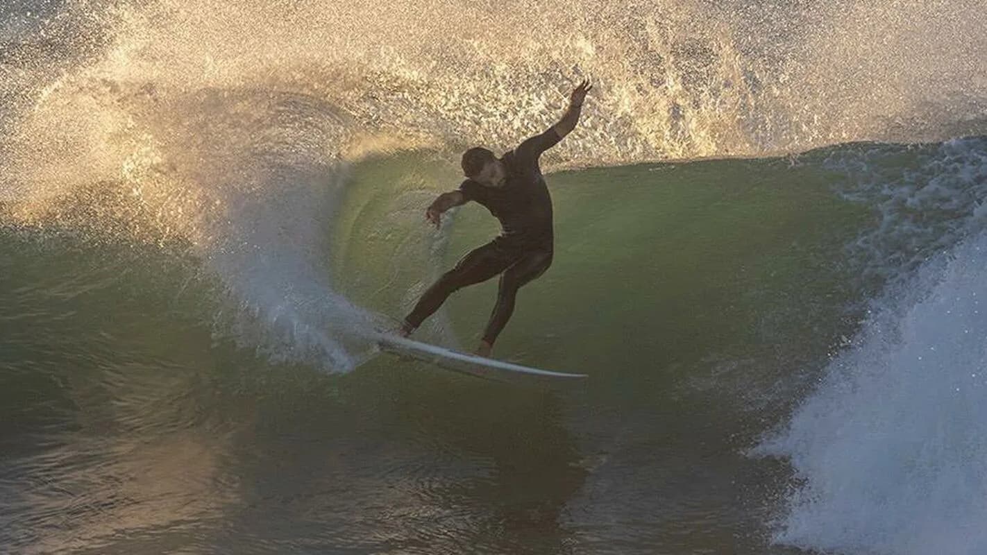 Surfista em ação dentro de uma onda, foto de contexto do surfe brasileiro