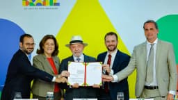 Lula e ministros seguram documento durante assinatura de medida provisória do Desenrola Brasil