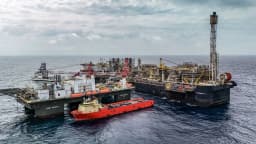 Navio-sonda e embarcações de apoio em operação de perfuração no mar, usados pela Petrobras na Margem Equatorial