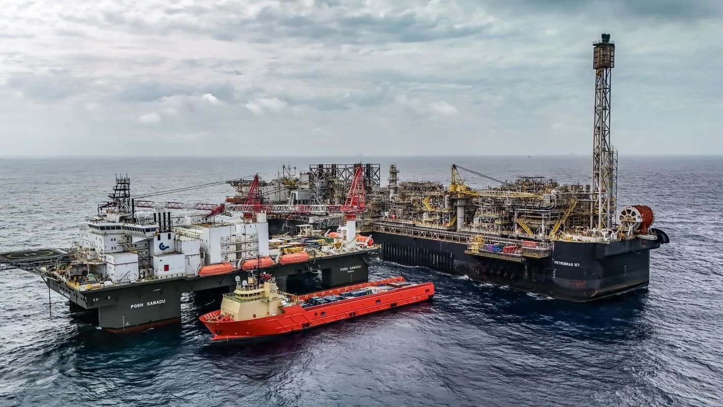 Navio-sonda e embarcações de apoio em operação de perfuração no mar, usados pela Petrobras na Margem Equatorial