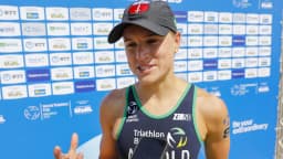 Djenyfer Arnold durante prova de triatlo, com uniforme da seleção brasileira