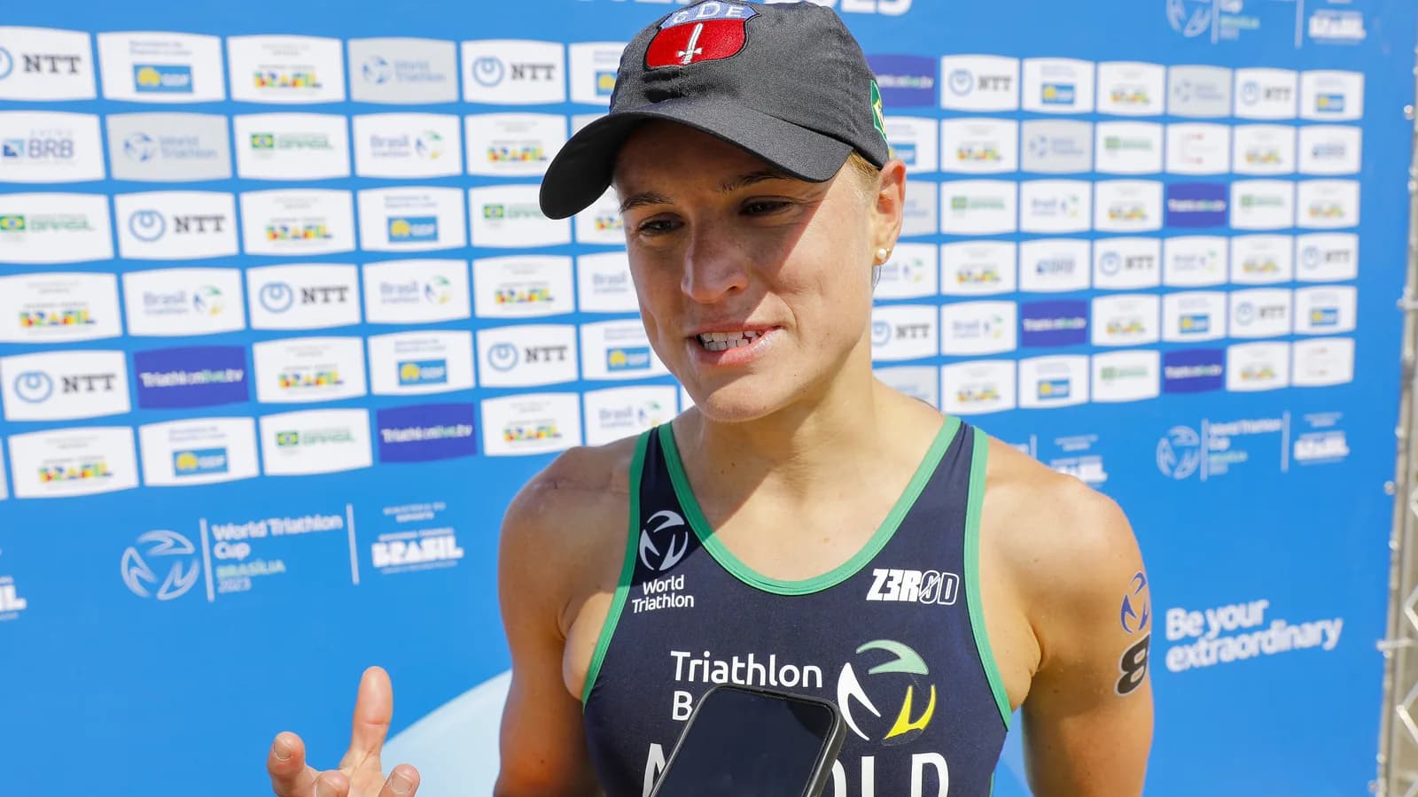 Djenyfer Arnold durante prova de triatlo, com uniforme da seleção brasileira