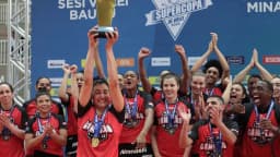 Jogadoras do Sesi-Bauru comemoram título de vôlei feminino