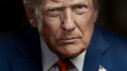 Retrato oficial do presidente dos Estados Unidos, Donald Trump, com expressão séria
