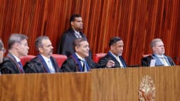 Ministros do TSE reunidos em sessão de julgamento no plenário do tribunal