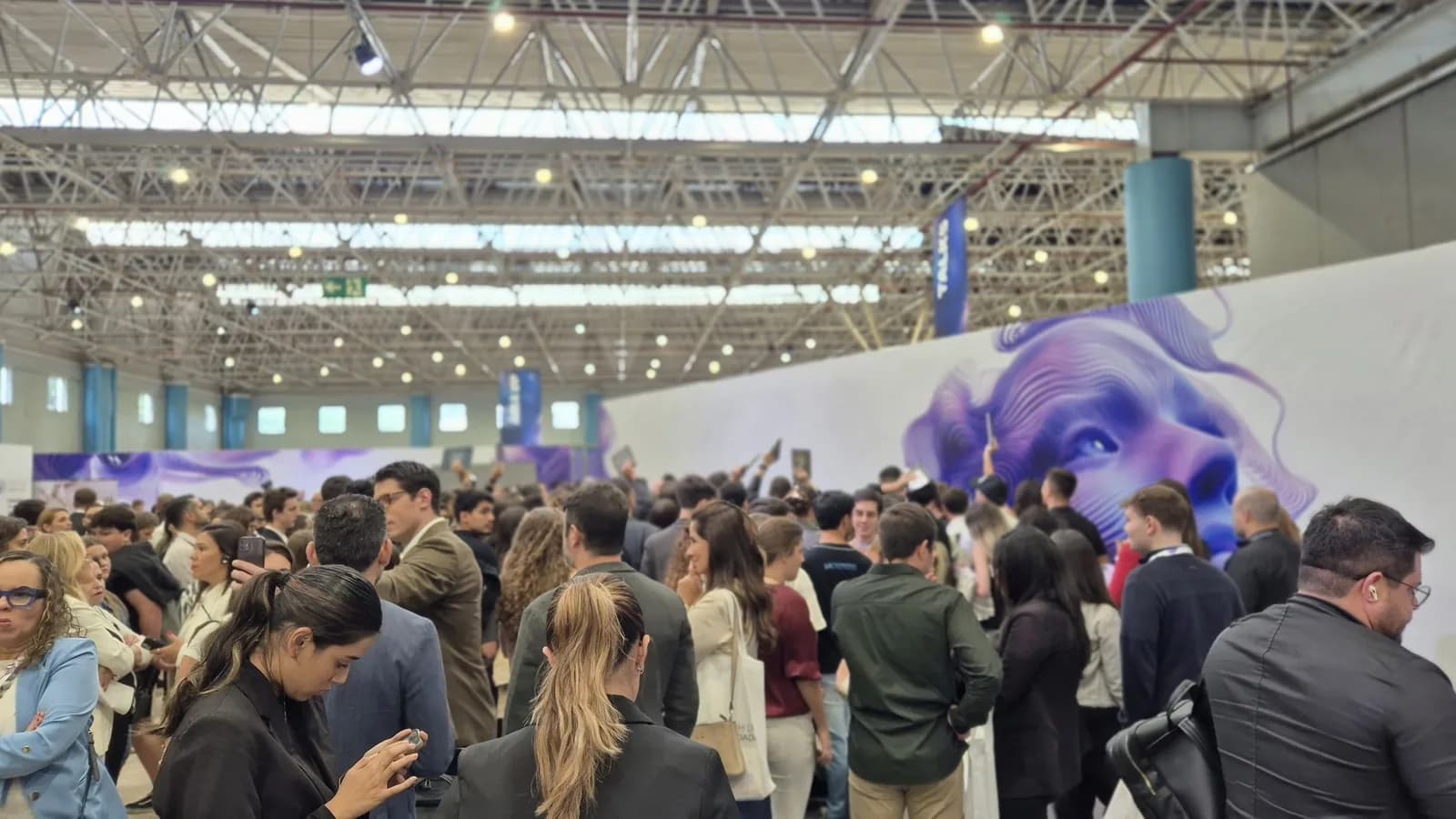 Multidão aguarda o deputado Nikolas Ferreira em evento de campanha (foto de arquivo)