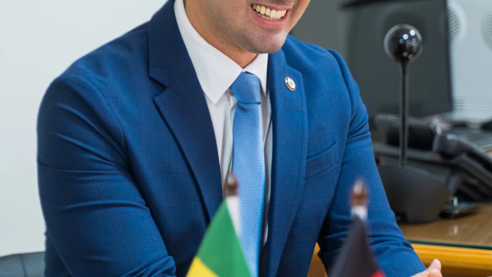 Lucas Ribeiro, reeleito governador da Paraíba, sorri durante evento oficial