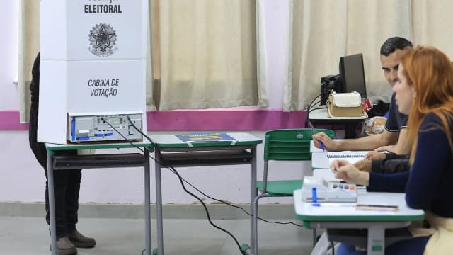 Eleitor vota em cabine eleitoral
