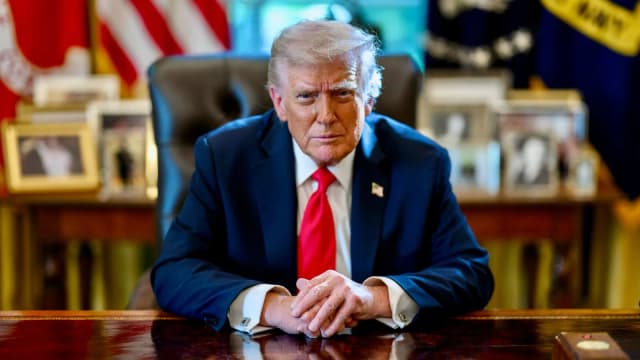 Retrato oficial do presidente dos Estados Unidos, Donald Trump, sentado na mesa do Salão Oval da Casa Branca