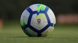 Bola de futebol oficial da seleção brasileira sobre o gramado