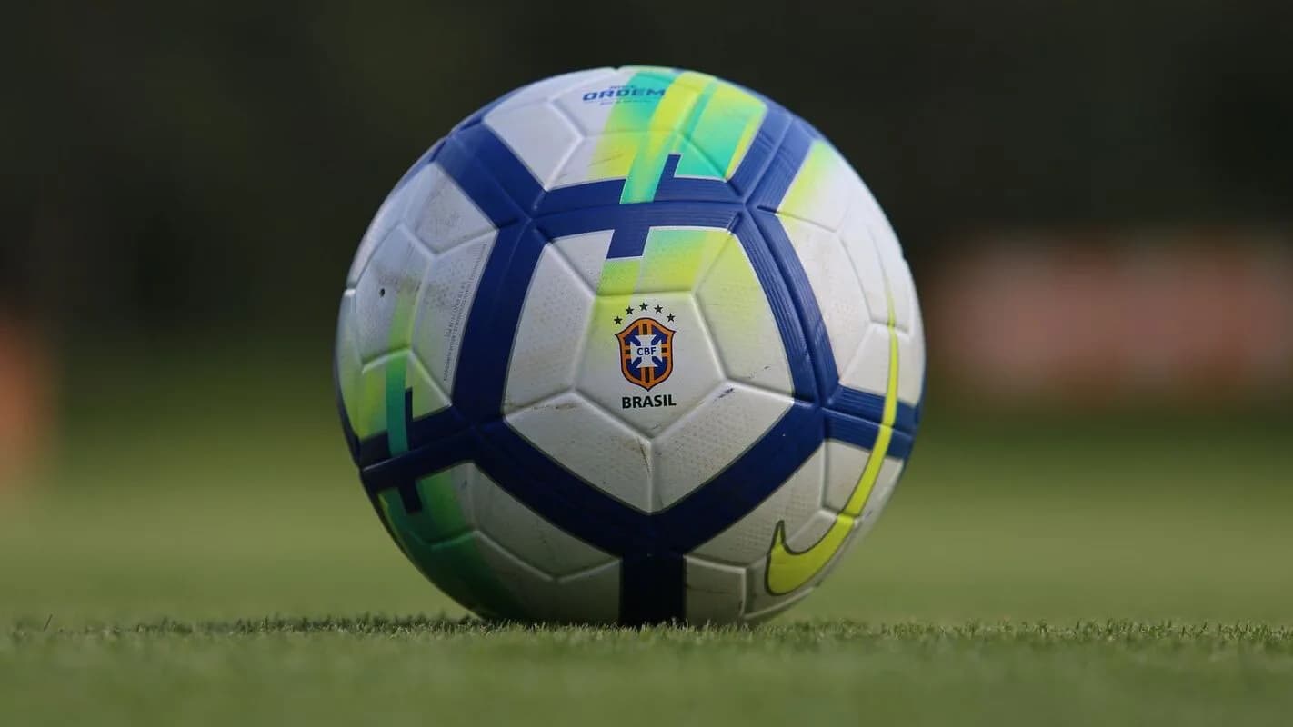 Bola de futebol oficial da seleção brasileira sobre o gramado