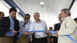 Anderson Adauto, de camisa clara e óculos pendurados, entre autoridades na ExpoZebu de 2007, em Uberaba; foto de arquivo.