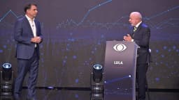 Flávio Bolsonaro e Lula frente a frente durante o primeiro debate do 2º turno das eleições, na TV Band