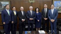 Michel Temer ao lado de outras autoridades em cerimônia oficial