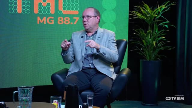 Marcelo Souza e Silva, presidente da CDL-BH, fala com as duas mãos erguidas e dedos abertos em gesto enfático durante entrevista