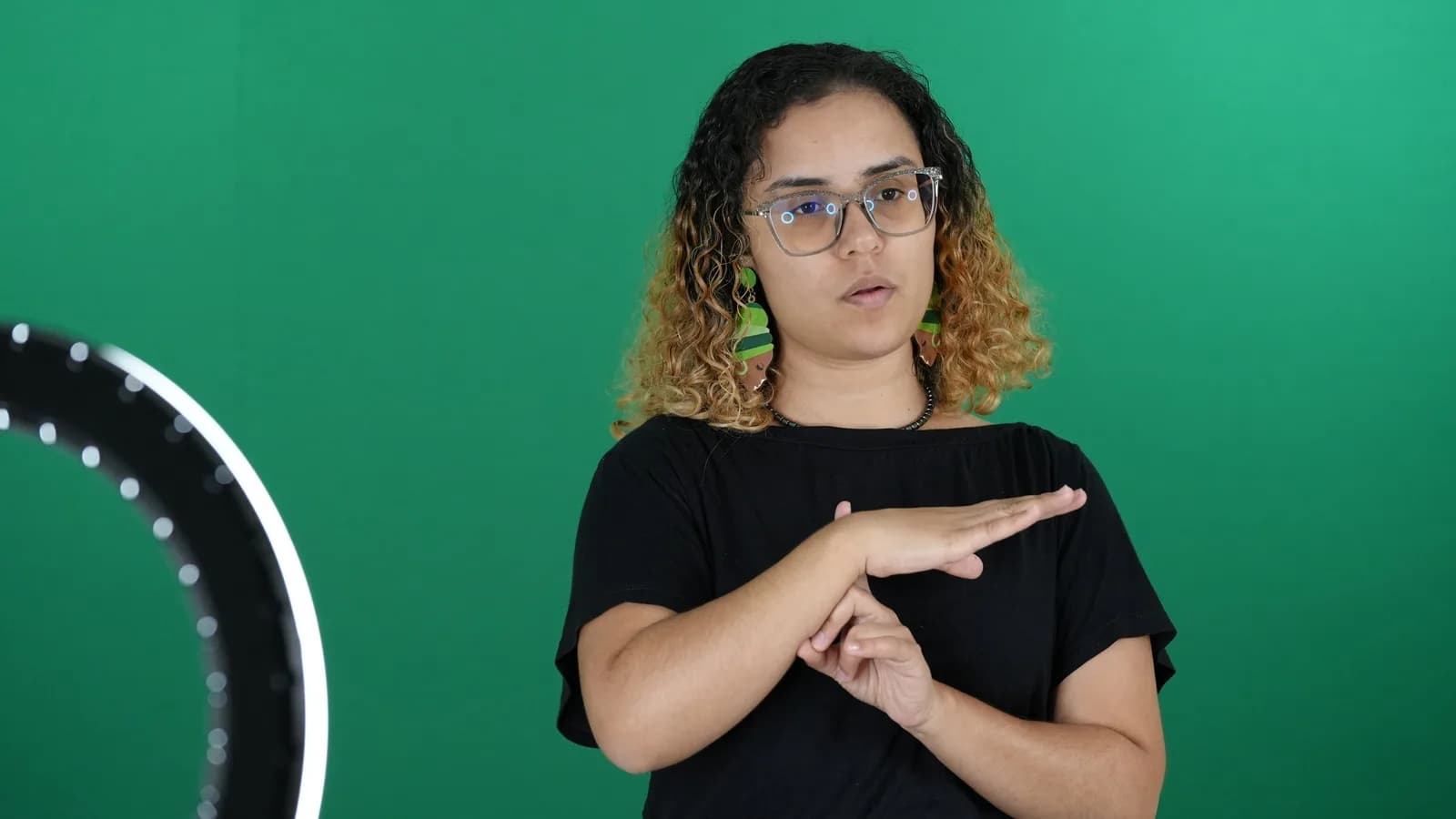 Intérprete se comunica em Língua Brasileira de Sinais (Libras)