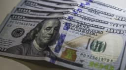 Notas de dólar americano sobre uma superfície