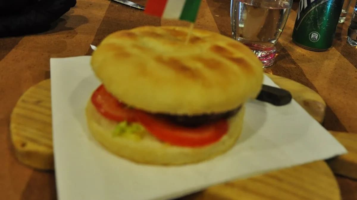 Hambúrguer servido em prato (foto ilustrativa do tipo de alimento citado no processo)