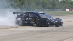 Carro da Stock Car brasileira em pista, com fumaça saindo dos pneus
