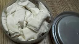 Lata aberta com sachês brancos de nicotina