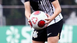 Jogadora do Corinthians feminino segura a bola durante partida de arquivo