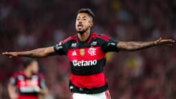 Bruno Henrique comemora com os braços abertos após marcar o segundo gol do Flamengo contra o Vitória no Maracanã