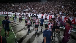 Jogadores do Santa Cruz comemoram em campo após vitória sobre o Sport