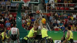 Jogadores de basquete em cadeira de rodas disputam bola sob a cesta em jogo do Brasil contra a Turquia (imagem de arquivo, Jogos Paralímpicos Rio 2016)