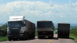 Caminhões carregados de grãos em fila em rodovia de Mato Grosso durante escoamento de safra