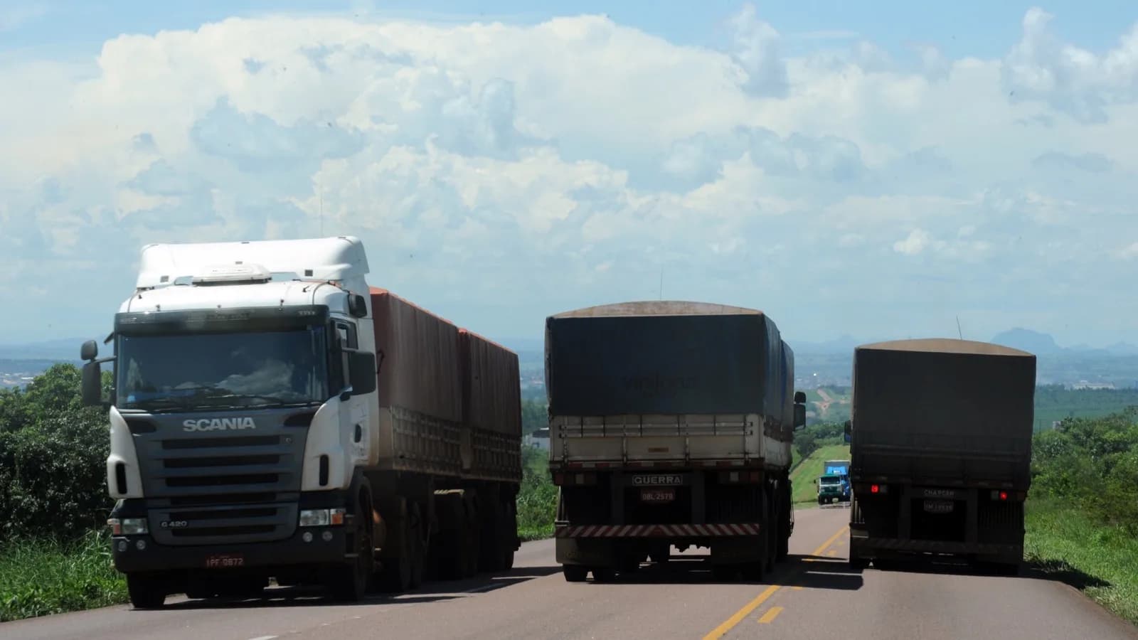 Caminhões carregados de grãos em fila em rodovia de Mato Grosso durante escoamento de safra
