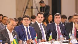 Governadores reunidos em mesa durante encontro do Fórum Nacional de Governadores em Brasília