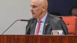 Alexandre de Moraes durante sessão do STF, com toga e microfone à frente
