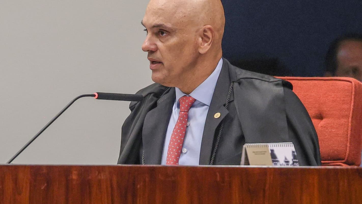 Alexandre de Moraes durante sessão do STF, com toga e microfone à frente