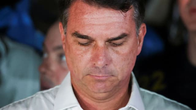 O senador Flávio Bolsonaro em entrevista coletiva