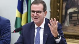 Eduardo Paes fala durante audiência pública, gesticulando