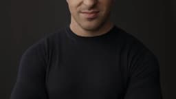 Retrato de Brian Chesky, CEO e cofundador do Airbnb