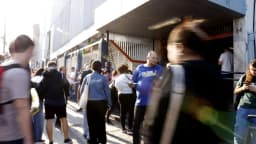 Candidatos chegam a local de prova de concurso público (foto de arquivo)
