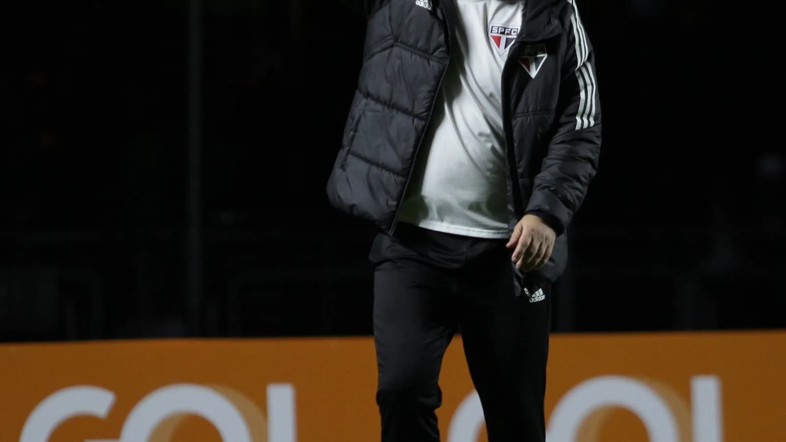 Rogério Ceni gesticula à beira do campo durante partida; foto de arquivo de 2022