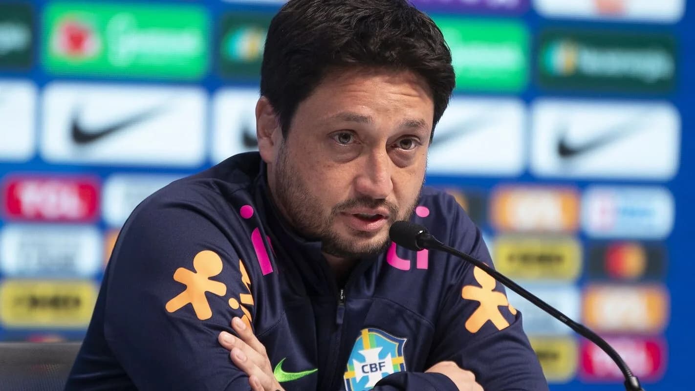O técnico Arthur Elias concede entrevista coletiva com o uniforme da seleção brasileira feminina