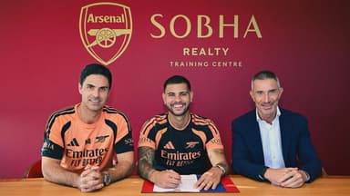 Bruno Guimarães sorri ao assinar contrato com o Arsenal, ao lado do técnico Mikel Arteta e do diretor esportivo Andrea Berta
