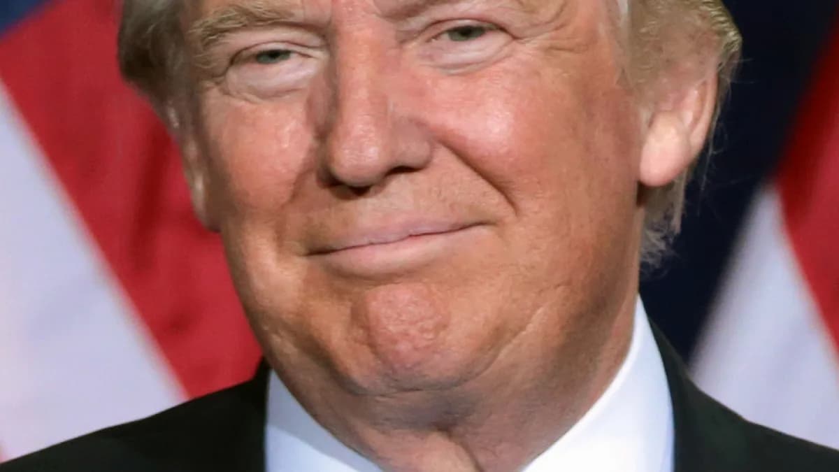 Donald Trump discursa em pódio com bandeiras dos Estados Unidos ao fundo
