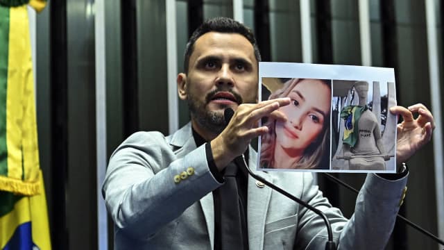 Cleitinho Azevedo discursa no plenário do Senado, gesticulando durante pronunciamento