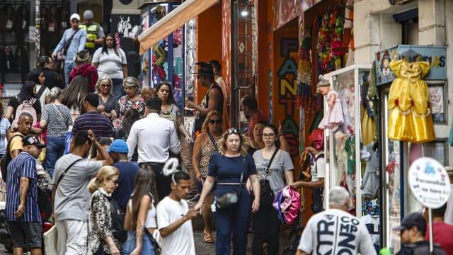Consumidores caminham entre lojas de rua no comércio de São Paulo, em imagem de arquivo