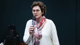 Mulher fala ao microfone durante audiência pública sobre obesidade na Câmara dos Deputados