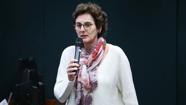 Mulher fala ao microfone durante audiência pública sobre obesidade na Câmara dos Deputados