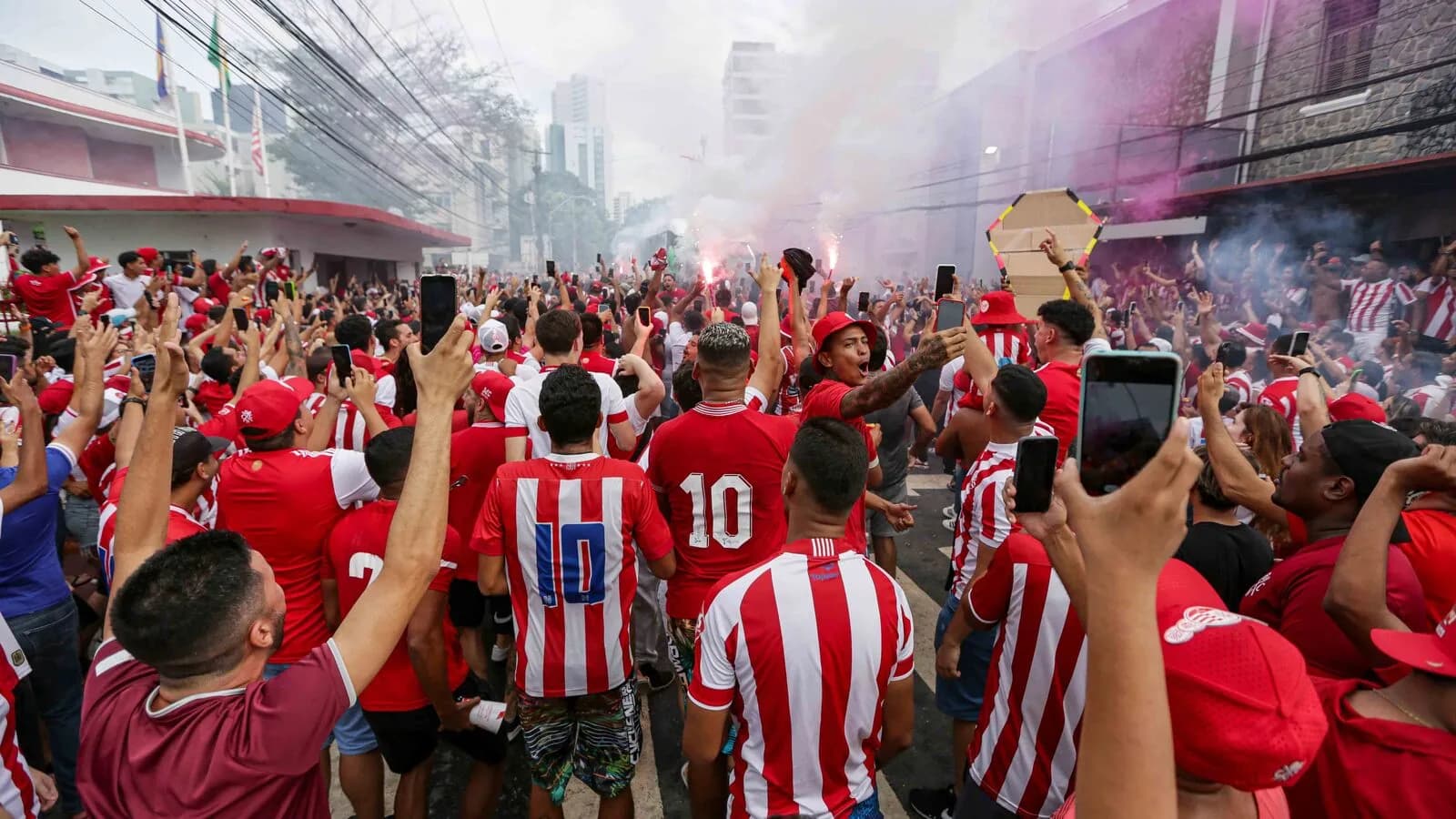 Torcida em festa nas ruas antes de clássico entre Náutico e Sport, em edição anterior da rivalidade