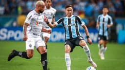Jogador do Grêmio disputa bola em partida do Brasileirão
