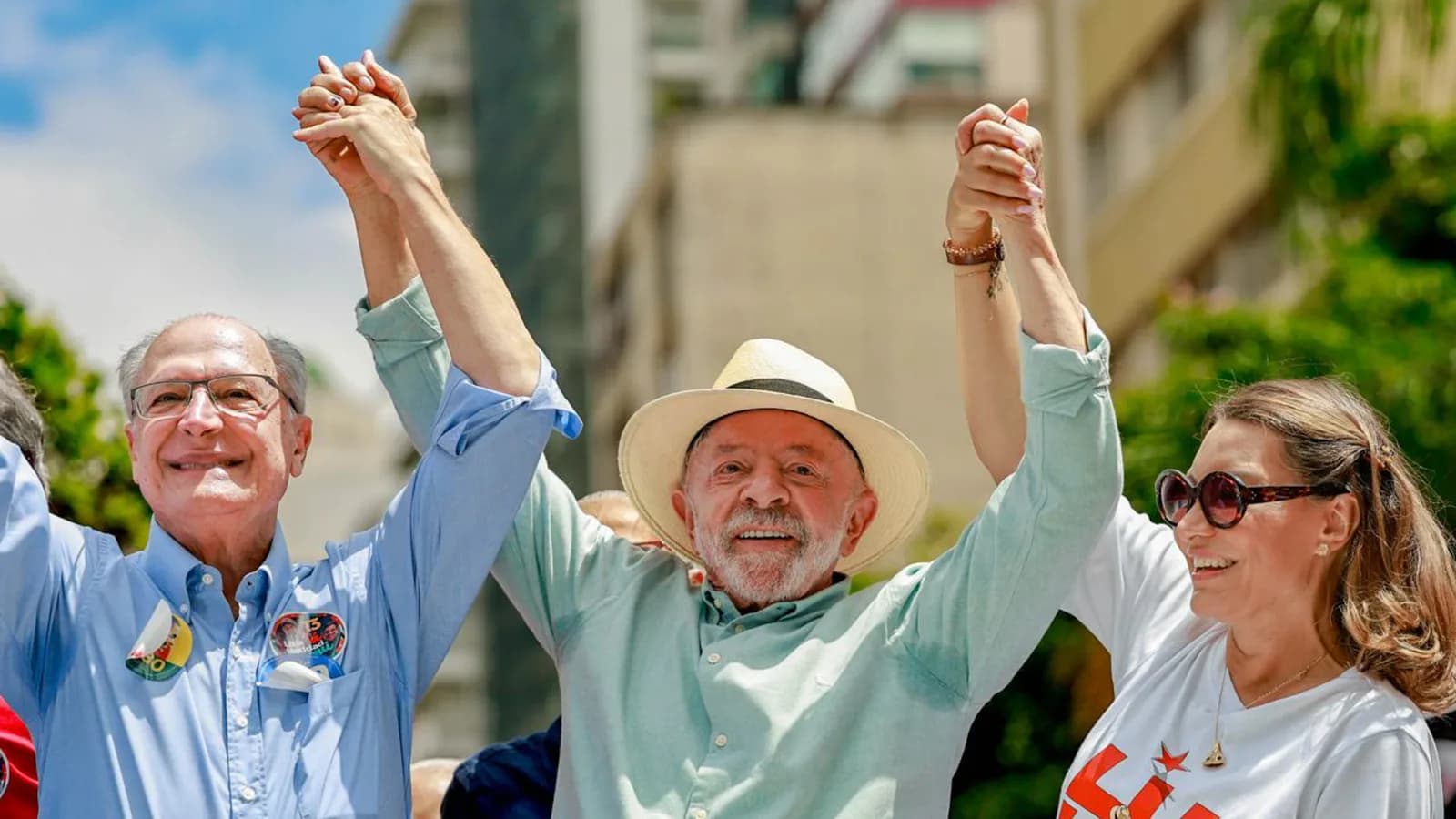 Lula em ato de campanha em São Paulo ao lado de apoiadores
