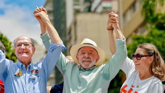 Lula em ato de campanha em São Paulo ao lado de apoiadores